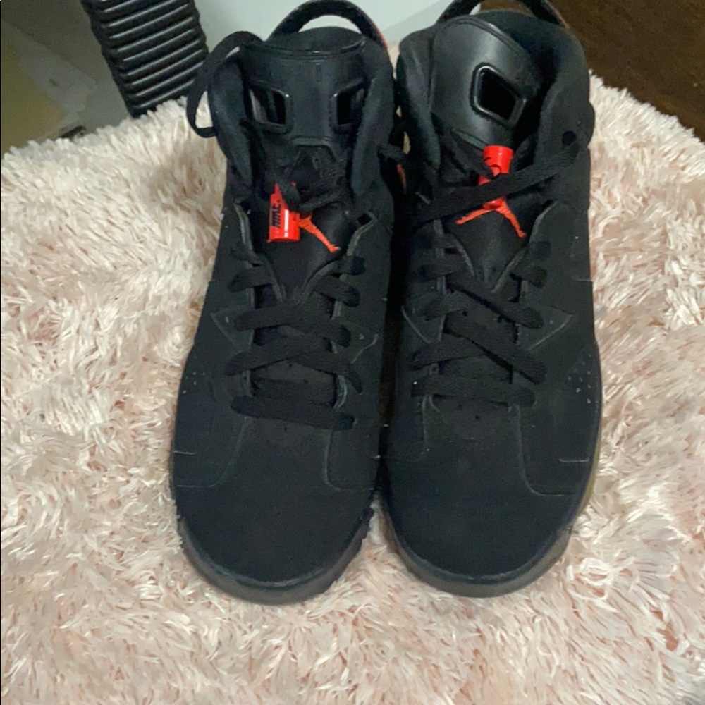 Pre Owned Black And Orange Retro 6’s Size 6.5